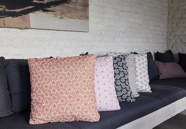 Housse de coussin en lin brodé - Fleurs (Alexandre Turpault)