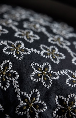 Housse de coussin en lin brodé - Fleurs (Alexandre Turpault) EN